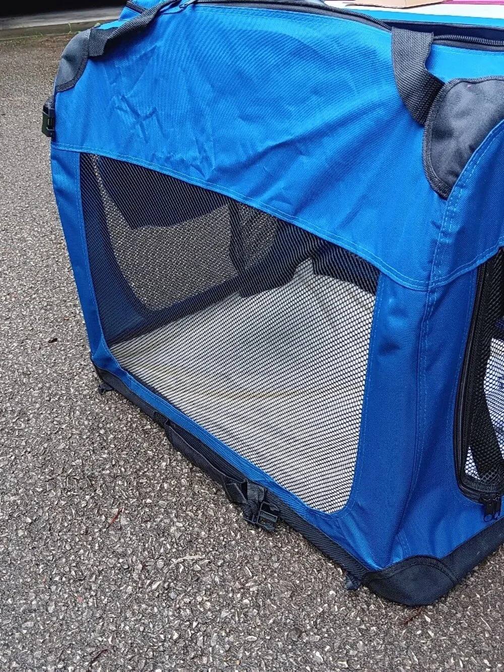 BRAND NEW NEVER USED PORTABLE DOG CRATE WITH SOFT MAT
